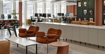 办公室室内设计方案：板条胡桃木屏风在开放式办公室中营造出自然的分隔