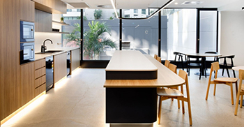 办公室装修设计：曲线优美的设计为空间编织了一种充满活力的节奏