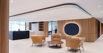 办公室装修设计方案：融入了“第三空间”的概念 以鼓励自发协作