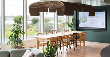 办公楼装修：设有一个主题村庄广场 装饰为每个空间增添了特定的触感