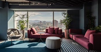 办公室设计装修风格：生态砖在铺设前会旋转，并添加软木塞以形成隔音元素