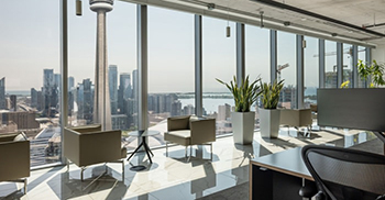 办公室装修设计：温暖的木材和诱人的材料营造出独特的精致和永恒感