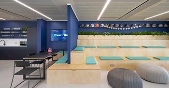 办公室设计装修：定制的桦木面胶合板舞台座位区，灵感来自体育赛事的座位安排