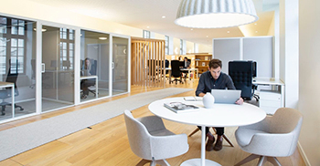 办公室装修设计：通过实施灵活、敏捷和混合的工作实践 重塑过去的遗迹