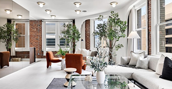 办公室设计装修：砖、橡木镶板地板和赤陶天花板等现有特色突出了新旧对话