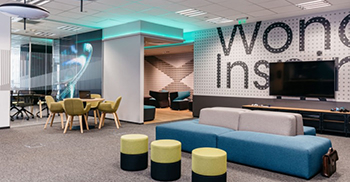 办公室装修设计方案：陶瓷和原木纹理等材料的使用为空间增添了深度和质感