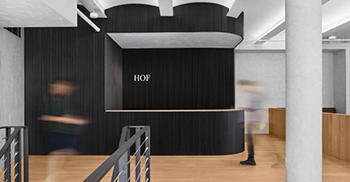 办公室装修设计：灵感来自日本极简主义和野蛮主义的微妙而俏皮的混合