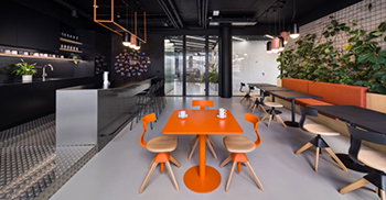 办公室设计：线性灯设定了空间的运动方向