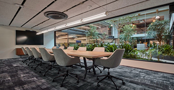 办公楼装修方案：无缝的、行人友好的交通规划蜿蜒穿过这些社区