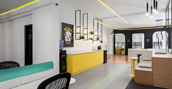 办公室装修设计：原木和回收材料被精心融入设计中 散发着年轻和现代的氛围