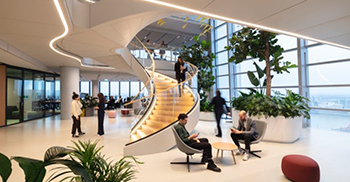 办公楼装修设计：强烈的色调和部分鲜明的对比使室内充满活力