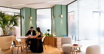 办公室装修设计风格：通过融入大量轻盈、自然的纹理以及玩转曲线来吸引员工