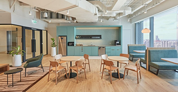 办公室装修设计：圆润线条和舒适的座位安排促进了人与人之间的对话和互动