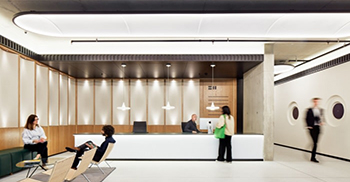 办公楼装修方案：重建的烟囱则充当书挡统一了整个立面