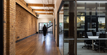 #佛山办公空间设计#隔断套件内的基准线与油漆饰面对齐 建立无缝的视觉连接