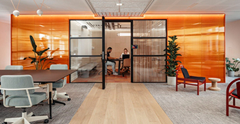 办公室室内装修：受益于充足的自然光线 邀请创造力和随意的互动