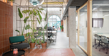 办公室设计装修方案：拱门和线框桶形拱顶作为从入口立面到露台的可识别特征