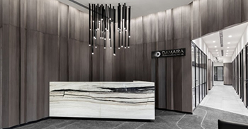 公司办公室设计装修：灰棕色木饰面给人一种温暖和精致的感觉