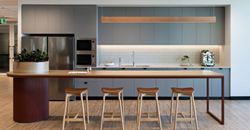 办公室设计装修：咸水与淡水相遇的概念反映在对比鲜明的纹理和颜色中