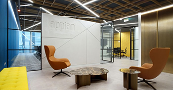 办公室装修设计：选择的调色板是中性的 为壮观的景色提供自然的画布