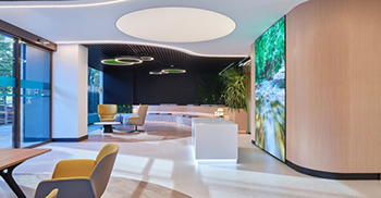 办公室设计：弯曲和蜿蜒的形式传达了一种不断运动的感觉