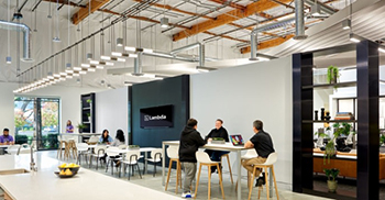 办公室室内装修设计：墙的中心部分与前面的整体墙相映成趣