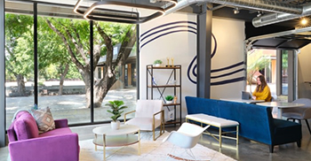 办公室设计：裸露的天花板和抛光的混凝土地板增强了工业氛围