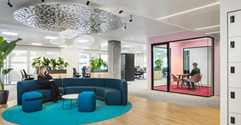 办公室空间设计：饰面和家具具有流畅的线条和柔和的形状，定义了空间的流动