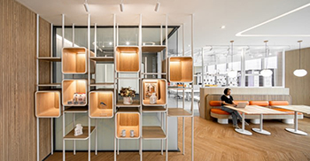 办公室装修：办公室大厅融合了大地色调和色彩缤纷的口音