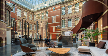 办公楼设计装修：中庭的建筑元素设计松散地参考了新文艺复兴时期的室内立面