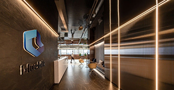 办公室室内设计：大堂散发着对企业前瞻性思维方法的信心