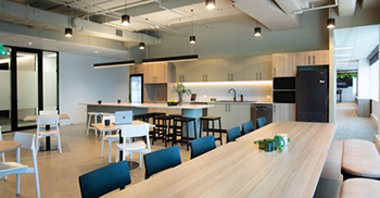 办公室设计装修：大地色调和天然木材，营造出温暖宜人的氛围