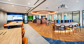 办公室装修设计：大胆的主要标志特征和亲生物风格 为空间注入连续感和视觉凝聚力