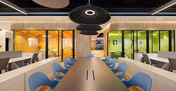 办公室室内设计：开放式办公区的布局旨在最大限度地利用自然光