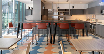 办公楼设计装修：电梯大厅以与主大厅相同类型的大理石地板欢迎您