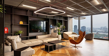 办公楼装修：采用醒目的橙色配色方案 木地板营造出豪华而精致的氛围