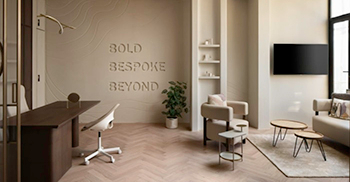 办公室室内装修：藤制百叶窗和自然纹理与贯穿办公室的人字形木地板相得益彰