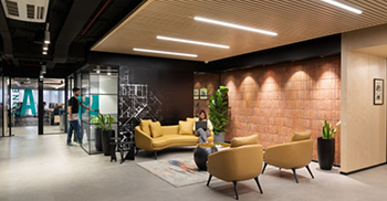 公司办公室设计装修：沿着建筑核心的小屋和会议室有助于将光线发挥到最大