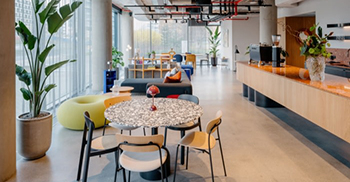 厂房办公楼设计装修：内饰以自然的调色板为主 辅以大胆的色彩点缀