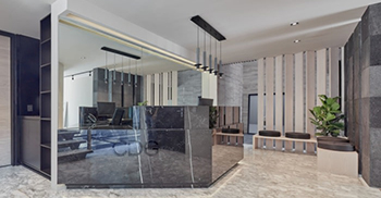 办公室室内装修：接待处以覆盖着镜子的墙壁为高潮 营造出宽敞的感和优雅的审美