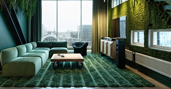 办公室装修设计：亮的不锈钢面板将光线反射到天花板上，营造出耀眼的水景