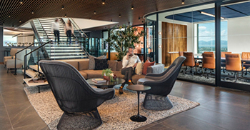 办公楼装修设计：大量使用天然胡桃木和真石材，营造出经典的吸引力