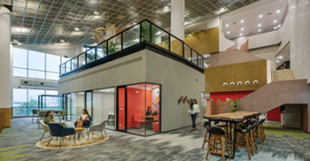 办公楼装修：融合了自然元素，营造出宁静的氛围