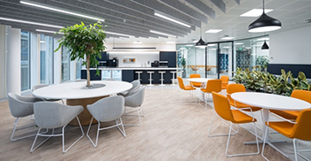 办公楼设计装修：低调的饰面营造出干净精致的外观