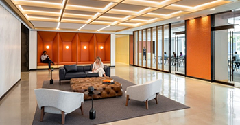 办公楼装修：雕塑般的灯具引导视线穿过接待区